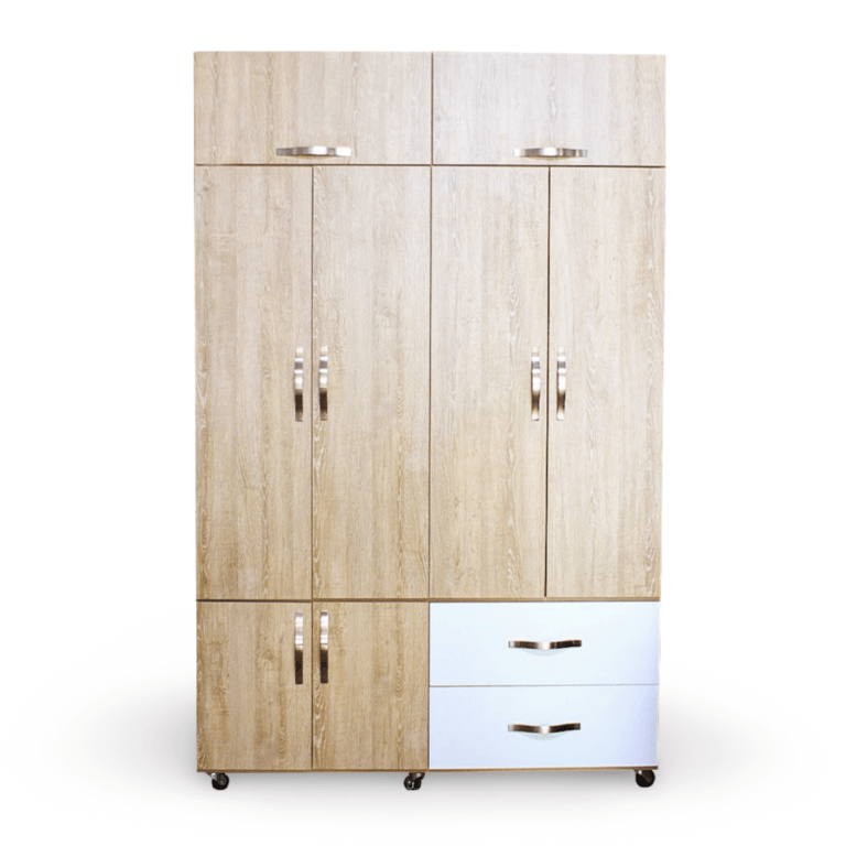 La imagen muestra un closet de madera con un acabado en color madera clara. El armario tiene varias secciones: en la parte superior, dos puertas pequeñas; en la parte media, cuatro puertas grandes; y en la parte inferior, dos puertas pequeñas a la izquierda y dos cajones grandes en color blanco a la derecha. Todas las puertas y cajones tienen manijas metálicas plateadas. El armario está montado sobre ruedas para facilitar su movilidad.