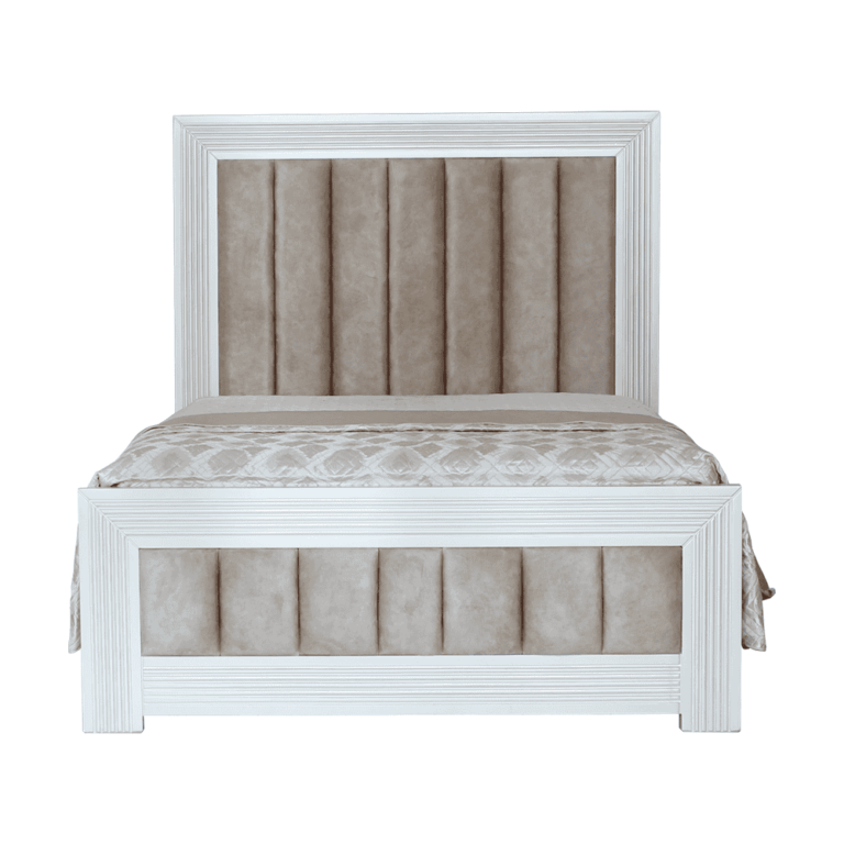 La imagen muestra una cama con un diseño clásico y sofisticado. El cabecero y el piecero están tapizados en tela beige con paneles acolchados verticales. Los bordes del cabecero y el piecero están hechos de madera blanca con un acabado acanalado, que añade un toque de elegancia y distinción al diseño. La cama está vestida con una colcha beige con un diseño en relieve.