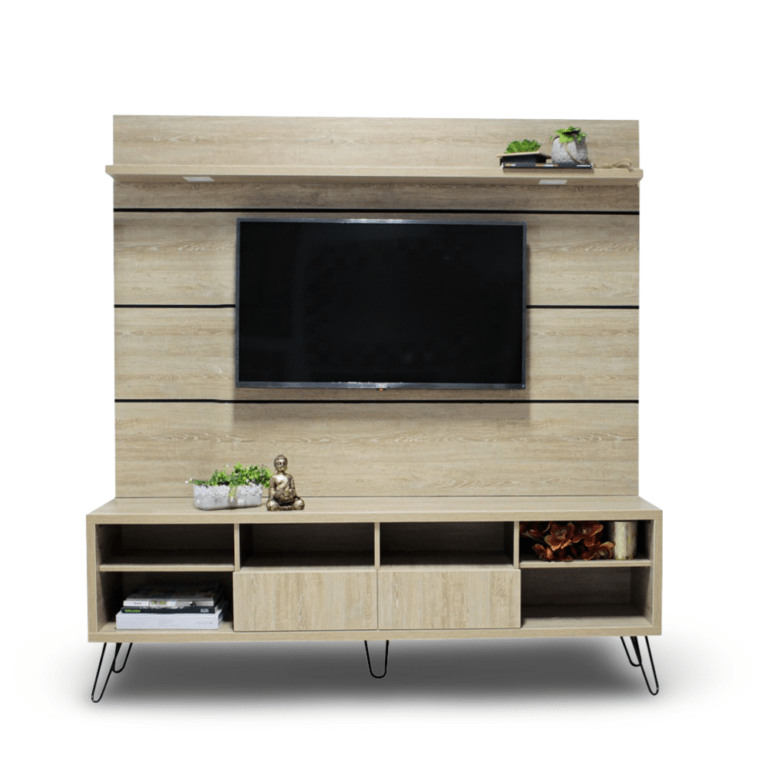 El centro de entretenimiento en la imagen presenta un diseño moderno y elegante, con un acabado en madera clara. La estructura principal incluye un soporte de televisión montado en un panel trasero vertical con detalles de líneas horizontales oscuras. La parte inferior consta de una unidad de almacenamiento con compartimentos abiertos y cerrados, y patas metálicas negras delgadas que le dan un toque contemporáneo. En la parte superior del panel hay una repisa pequeña decorada con plantas.