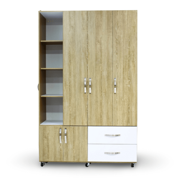 La imagen muestra un closet de madera con un diseño funcional y moderno. El armario tiene una estructura de color madera clara y está dividido en varias secciones. A la izquierda, hay un espacio abierto con cinco estantes, ideal para almacenamiento de fácil acceso. En el centro y a la derecha, hay tres puertas grandes con manijas metálicas plateadas. En la parte inferior, el armario cuenta con dos puertas pequeñas y dos cajones grandes, los cajones están pintados de blanco, lo que añade un contraste elegante al diseño. El armario está montado sobre ruedas para facilitar su movilidad.