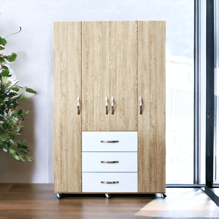 La imagen muestra un closet de madera con un diseño moderno y funcional. El armario tiene cuatro puertas grandes en la parte superior, cada una con manijas metálicas plateadas. En la parte inferior central, hay tres cajones grandes en color blanco, también con manijas metálicas plateadas. El armario está montado sobre ruedas, lo que facilita su movilidad.