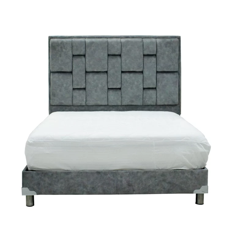 La imagen muestra un somier con un diseño moderno y elegante. El cabecero está tapizado en tela gris con paneles acolchados dispuestos en un patrón geométrico único, creando un efecto visual interesante. La base de la cama también está tapizada en tela gris y cuenta con patas metálicas que proporcionan soporte y estabilidad. La cama está vestida con una colcha blanca sencilla.