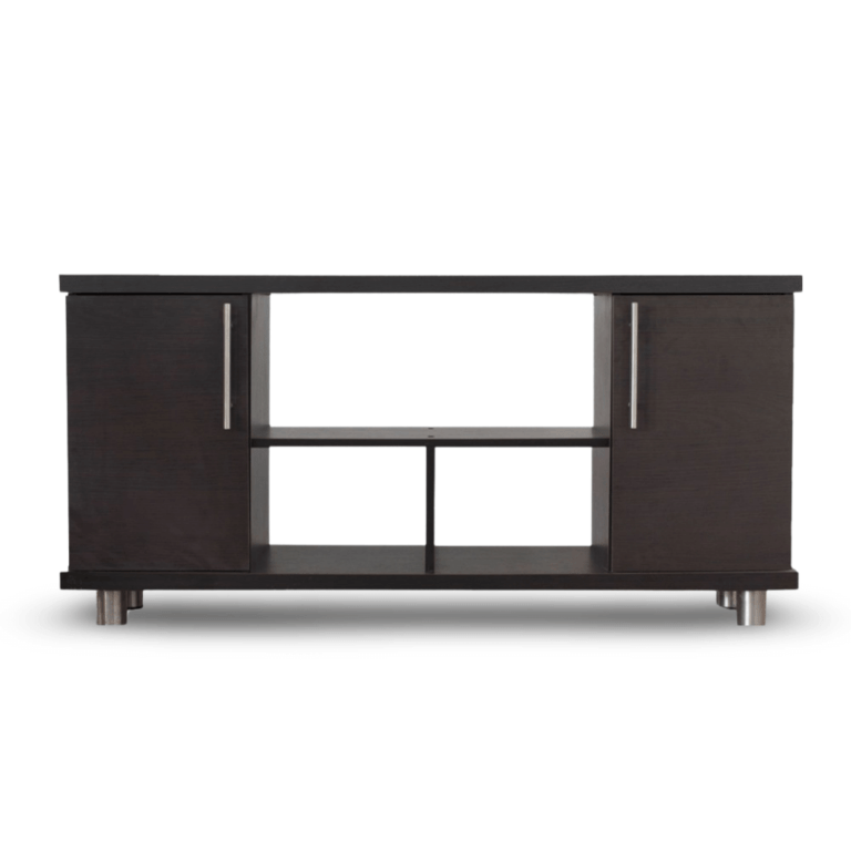 El centro de entretenimiento de la imagen presenta un diseño moderno y elegante en madera de tono oscuro. Tiene una estructura rectangular con una superficie amplia en la parte superior. Cuenta con dos compartimentos cerrados con puertas en los extremos, cada uno con una manija metálica vertical. En el centro, hay dos compartimentos abiertos, uno superior y uno inferior, que proporcionan espacio adicional para almacenamiento o para colocar dispositivos electrónicos. El mueble se sostiene sobre cuatro patas metálicas cilíndricas, que le dan un aspecto contemporáneo.
