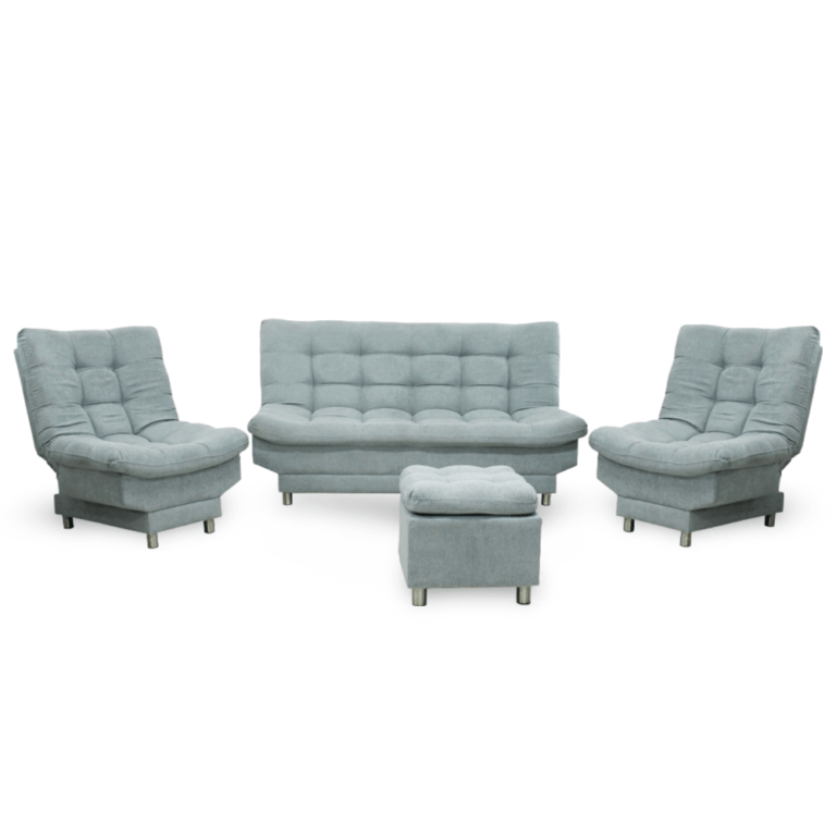 La imagen muestra un conjunto de sala compuesto por un sofá de tres plazas, dos sillones individuales y un otomano. Todos los muebles están tapizados en tela gris clara y presentan un diseño contemporáneo con detalles de capitoné en los respaldos y asientos. Los sillones individuales y el sofá tienen bases cuadradas y patas metálicas que añaden un toque moderno al conjunto. El otomano, también con patas metálicas, complementa el conjunto y proporciona un asiento adicional o un lugar cómodo para descansar los pies.