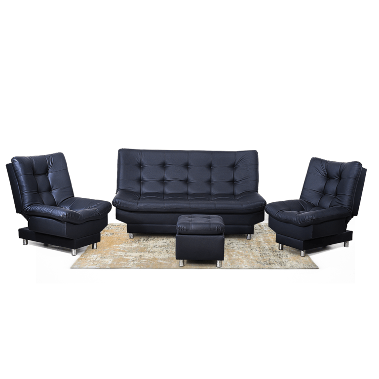 La imagen muestra un conjunto de sala compuesto por un sofá de tres plazas, dos sillas individuales y un reposapiés, todos tapizados en cuero negro. El diseño del sofá y las sillas es contemporáneo, con un acolchado profundo y botones que crean un patrón capitoné. Las piezas presentan bases rectangulares con patas de metal cromado, que añaden un toque moderno y elegante. El reposapiés, también en cuero negro, es cuadrado y complementa el conjunto, ubicado sobre una alfombra clara que resalta el contraste con los muebles oscuros.