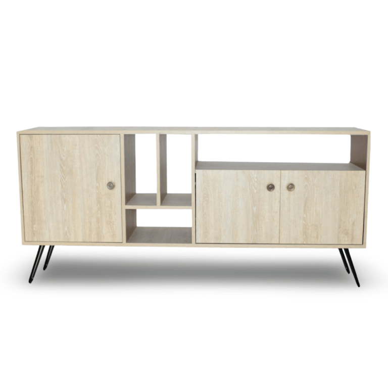 El mueble de la imagen es un aparador de madera clara con un diseño contemporáneo. Tiene una estructura rectangular con una superficie amplia en la parte superior. Presenta dos compartimentos cerrados con puertas, uno en cada extremo; el compartimento de la izquierda tiene una sola puerta, mientras que el de la derecha tiene dos puertas pequeñas. Entre estos compartimentos hay varios estantes abiertos, incluyendo un espacio rectangular grande en la parte superior y varios estantes más pequeños en el medio. El mueble se apoya sobre cuatro patas metálicas negras inclinadas, que le proporcionan un estilo moderno y ligero.