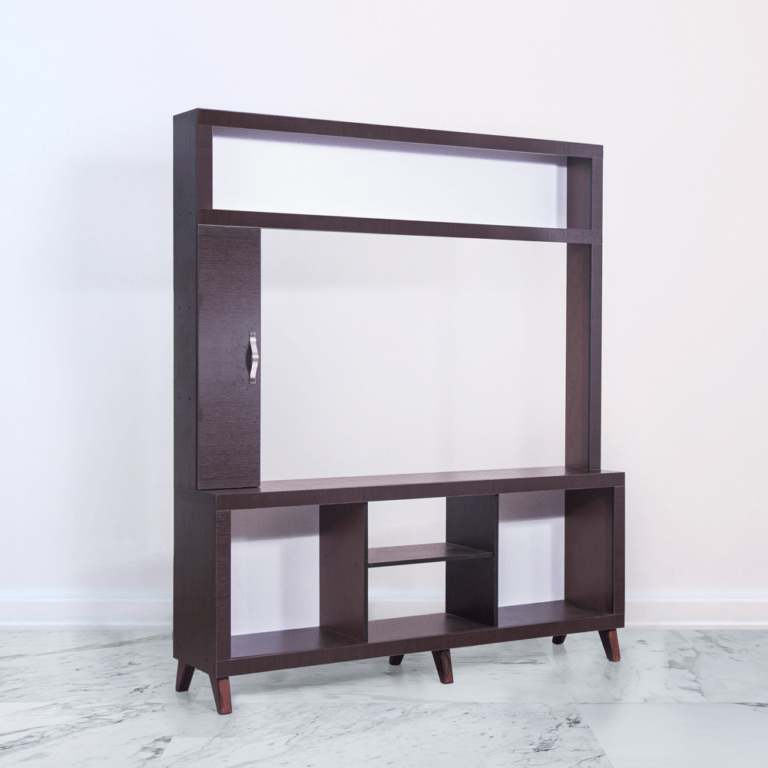 El centro de entretenimiento de la imagen presenta una estructura rectangular en madera oscura, con un diseño minimalista y funcional. La parte superior cuenta con un espacio abierto, ideal para decoraciones o equipos electrónicos. A la izquierda, se encuentra un compartimento vertical con tres estantes pequeños, cubierto por una puerta de vidrio con un tirador metálico. La parte inferior tiene varios compartimentos abiertos de diferentes tamaños, perfectos para almacenamiento de libros, dispositivos electrónicos o decoraciones.