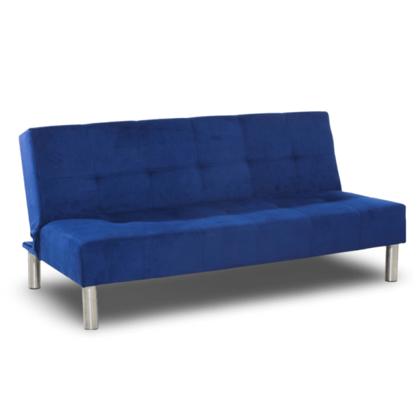 La imagen muestra un sofá cama en color azul, tapizado en tela suave. El diseño es simple y moderno, con líneas rectas y una superficie lisa. El respaldo y el asiento tienen un ligero acolchado, con detalles de costuras que forman cuadros, proporcionando una textura visual. El sofá cuenta con patas de metal cromado, que le dan un toque contemporáneo y garantizan su estabilidad.
