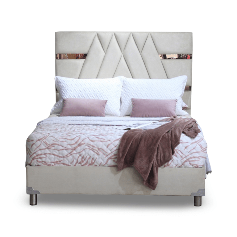 La imagen muestra un somier con un diseño moderno y elegante. El cabecero y la base de la cama están tapizados en tela de color beige claro. El cabecero presenta un diseño geométrico con paneles acolchados en forma de rombos y detalles horizontales en espejo, creando un aspecto sofisticado y llamativo. La cama está vestida con una colcha con un patrón de ondas en tonos rosados y una manta blanca.