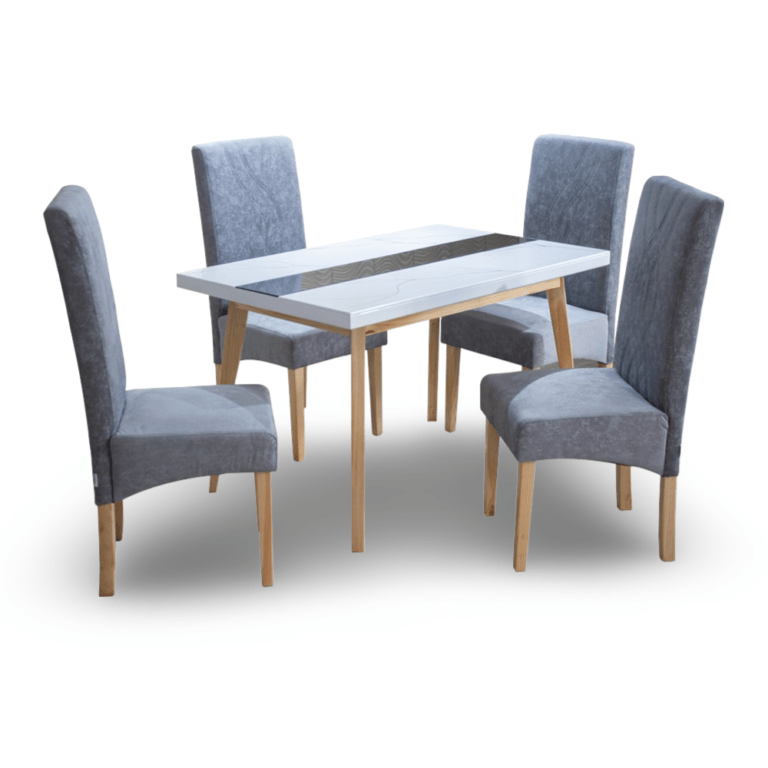 La imagen muestra un conjunto de comedor compuesto por una mesa rectangular y cuatro sillas. La mesa tiene una superficie blanca con un detalle decorativo en el centro y patas de madera clara. Las sillas están tapizadas en tela gris, con respaldos altos y patas de madera que combinan con las de la mesa.
