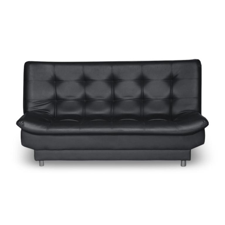 La imagen muestra un sofá cama de tres plazas tapizado en cuero negro. El diseño del sofá es moderno y elegante, con un respaldo y asiento acolchados que presentan un patrón capitoné, caracterizado por botones que crean un efecto de cuadrados acolchados. Las líneas del sofá son limpias y contemporáneas, con cojines integrados para mayor comodidad. La base del sofá es sólida y se apoya sobre pequeñas patas de metal cromado que le dan estabilidad y un toque moderno.