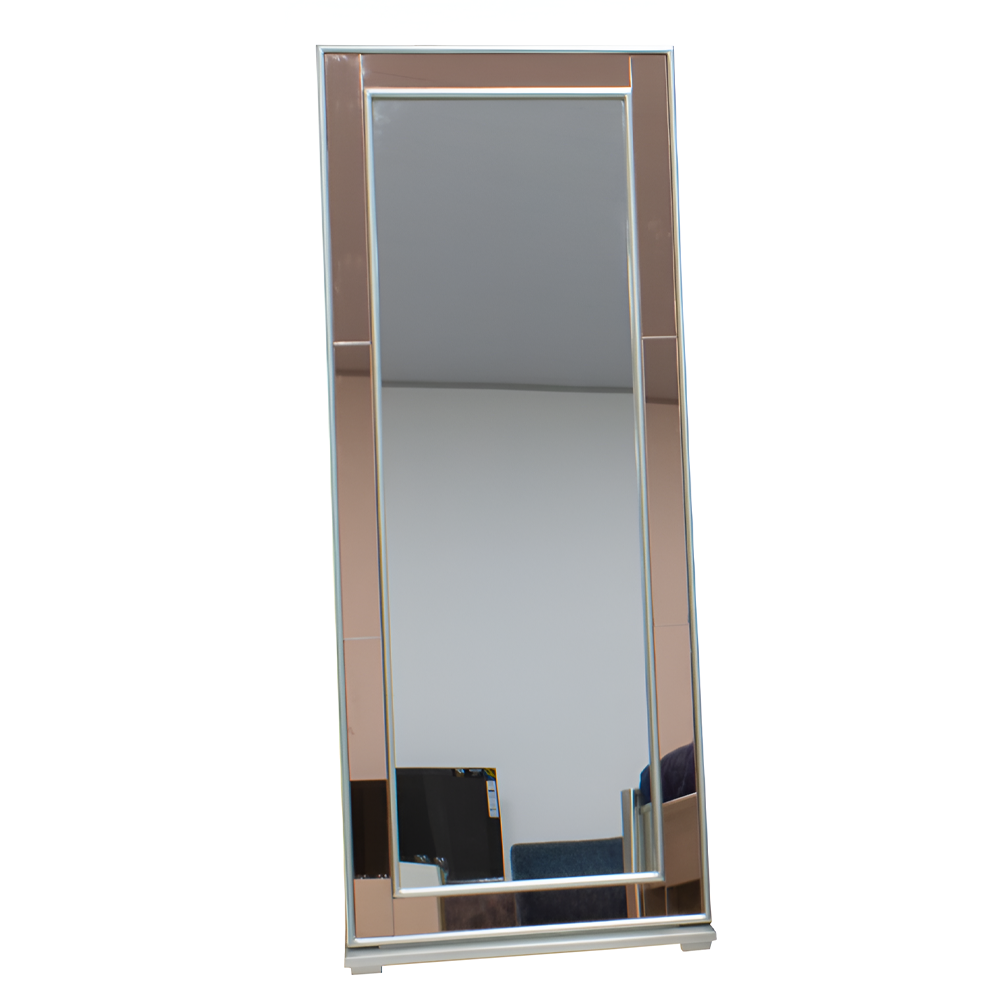 La imagen muestra un espejo de cuerpo entero con un diseño moderno y elegante. El marco del espejo está compuesto por paneles de espejo adicionales, lo que le da un aspecto sofisticado y brillante. El espejo está inclinado ligeramente hacia atrás, apoyándose sobre una base robusta y estable, lo que facilita su uso como espejo independiente.