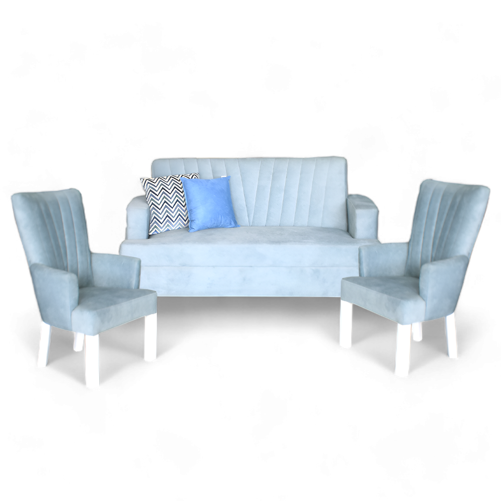 La imagen muestra un conjunto de sala compuesto por un sofá y dos sillones individuales, todos en color azul claro. El sofá tiene un diseño compacto con líneas verticales en el respaldo y dos cojines decorativos en tonos de azul y gris. Los sillones individuales presentan un diseño similar, con respaldos altos y patas blancas.