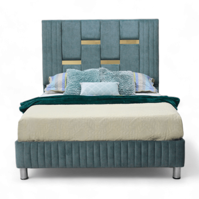 La imagen muestra un somier con un diseño moderno y elegante. El cabecero y la base de la cama están tapizados en tela de color verde azulado. El cabecero presenta paneles acolchados verticales y detalles horizontales dorados que crean un diseño único y atractivo. La cama está vestida con una colcha beige, almohadas en tonos verdes y azules, y una manta verde esmeralda