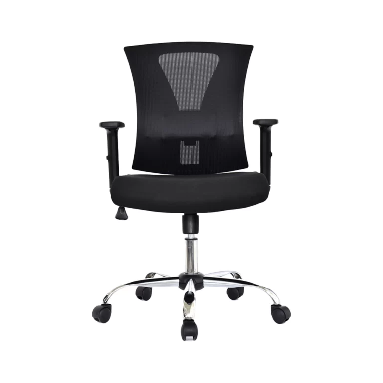 La imagen muestra una silla de oficina de color negro con un diseño ergonómico. El respaldo es de malla transpirable y de altura media. El asiento es acolchado y cuenta con reposabrazos ajustables. La base es metálica, cromada y cuenta con cinco ruedas para facilitar el movimiento.