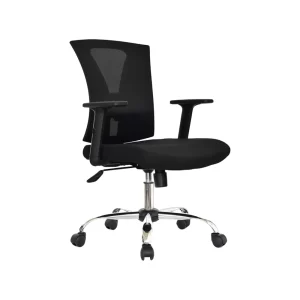 La imagen muestra una silla de oficina de color negro con un diseño ergonómico. El respaldo es de malla transpirable y de altura media. El asiento es acolchado y cuenta con reposabrazos ajustables. La base es metálica, cromada y cuenta con cinco ruedas para facilitar el movimiento.