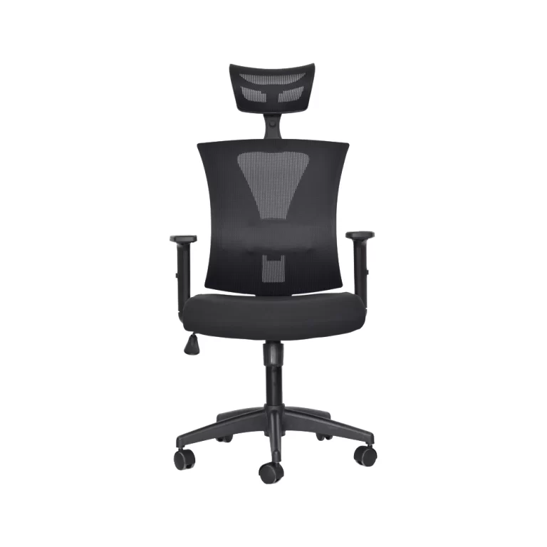 La imagen muestra una silla de oficina ergonómica de color negro con respaldo alto de malla y reposacabezas ajustable. La silla cuenta con reposabrazos ajustables y un asiento acolchado para mayor comodidad. La base es de plástico resistente con cinco ruedas para facilitar el movimiento.