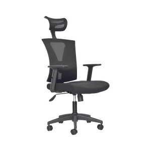 La imagen muestra una silla de oficina ergonómica de color negro con respaldo alto de malla y reposacabezas ajustable. La silla cuenta con reposabrazos ajustables y un asiento acolchado para mayor comodidad. La base es de plástico resistente con cinco ruedas para facilitar el movimiento.