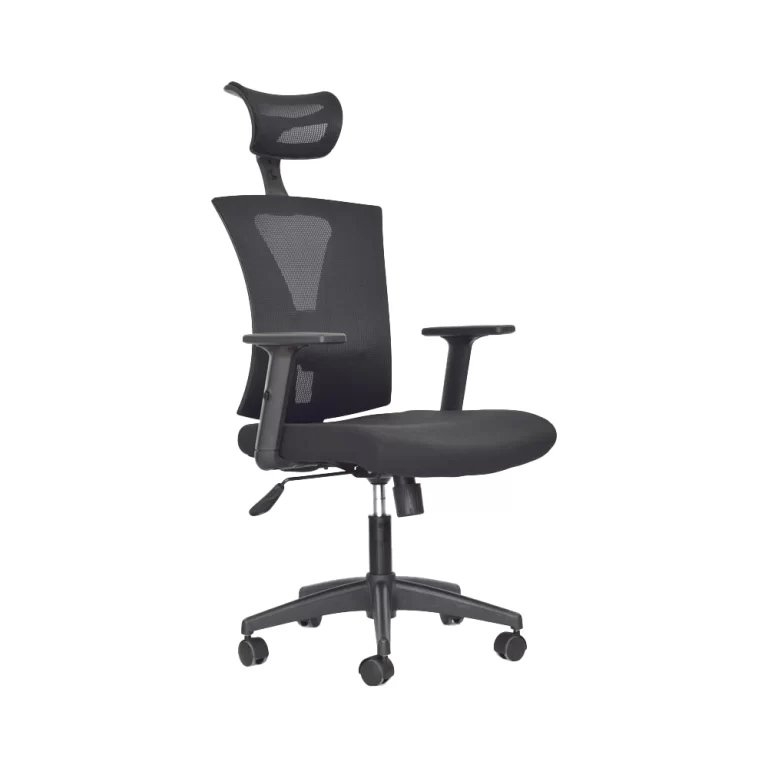 La imagen muestra una silla de oficina ergonómica de color negro con respaldo alto de malla y reposacabezas ajustable. La silla cuenta con reposabrazos ajustables y un asiento acolchado para mayor comodidad. La base es de plástico resistente con cinco ruedas para facilitar el movimiento.