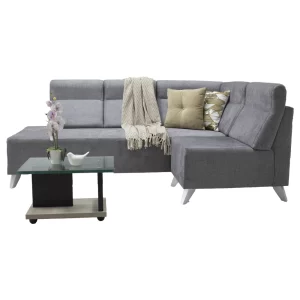 La Sala Sahara es una pieza moderna y elegante, diseñada para proporcionar el máximo confort y estilo a cualquier sala de estar. Este sofá de esquina está tapizado en un tejido gris de alta calidad, que es tanto duradero como fácil de mantener. La estructura del sofá es robusta y está complementada con patas blancas que añaden un toque contemporáneo y fresco al diseño. Los cojines decorativos en tonos neutros y patrones sutiles aportan un contraste agradable, mientras que una manta tejida añade una sensación acogedora y cálida.